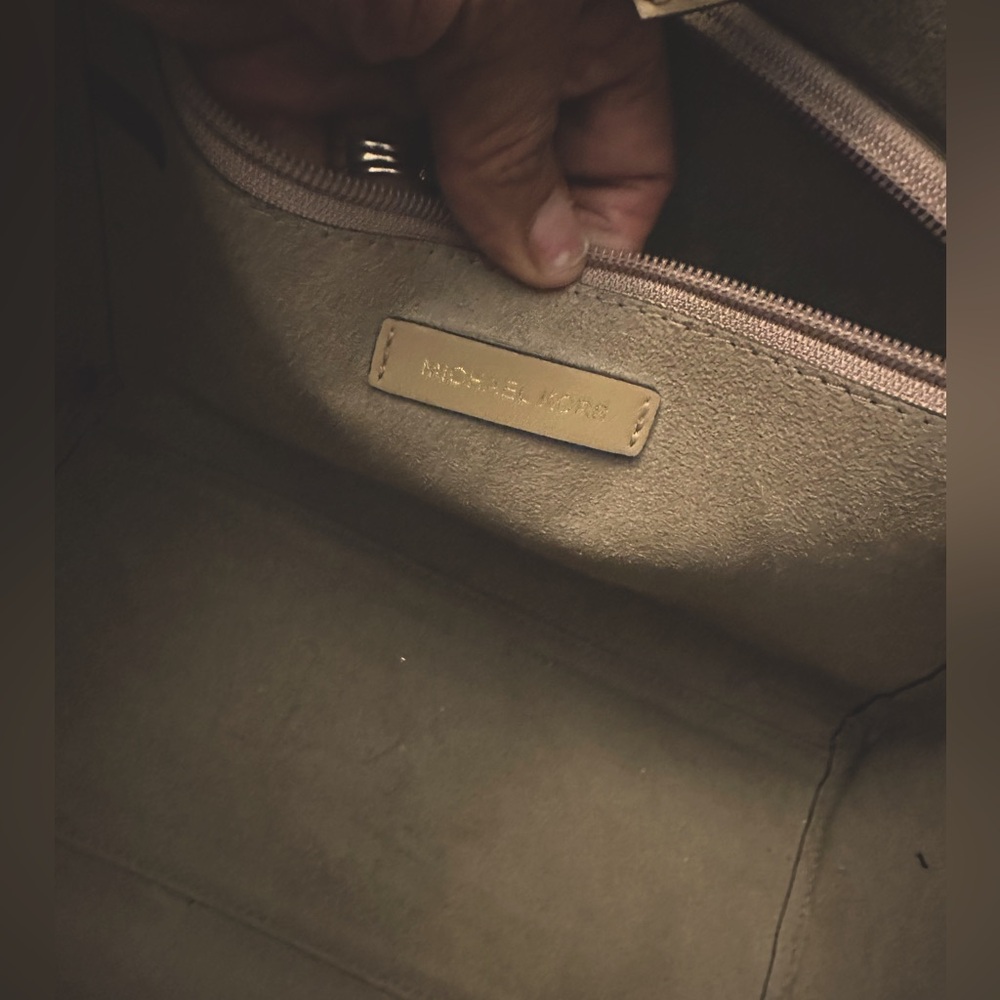 DEAL ALERT ‼️‼️ Pre-loved Michael Kors Karlie Tote (Large) - Picture 7 of 16